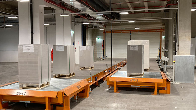 automated flow of goods into the warehouse