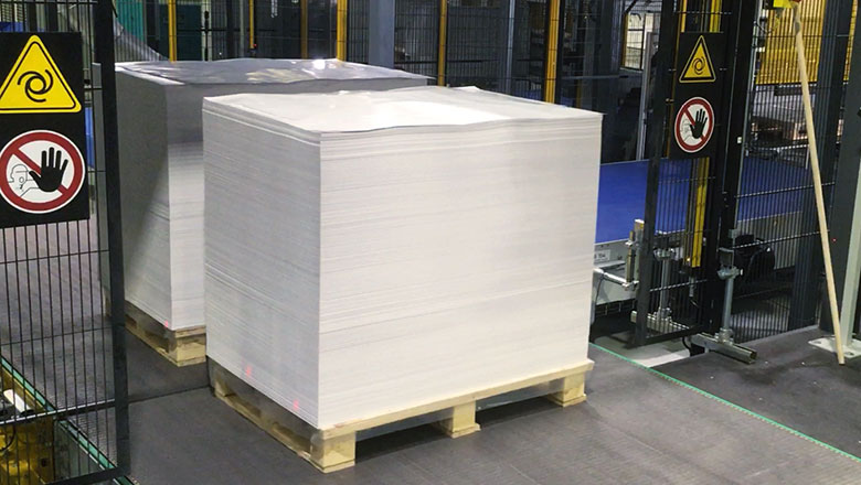 pallet separation via conveyor belt